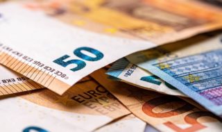 Euro kleslo na 17-mesačné minimum. Francúzsky dlh začína strašiť investorov
