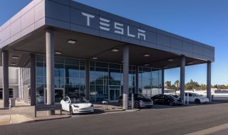 Akcie Tesly klesli o viac ako 7 % napriek rekordným dodávkam Tesla