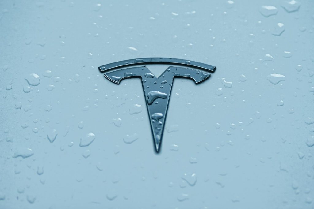 Predaj Tesly v Európe klesol o 45 %. Akcie výrazne oslabujú Tesla