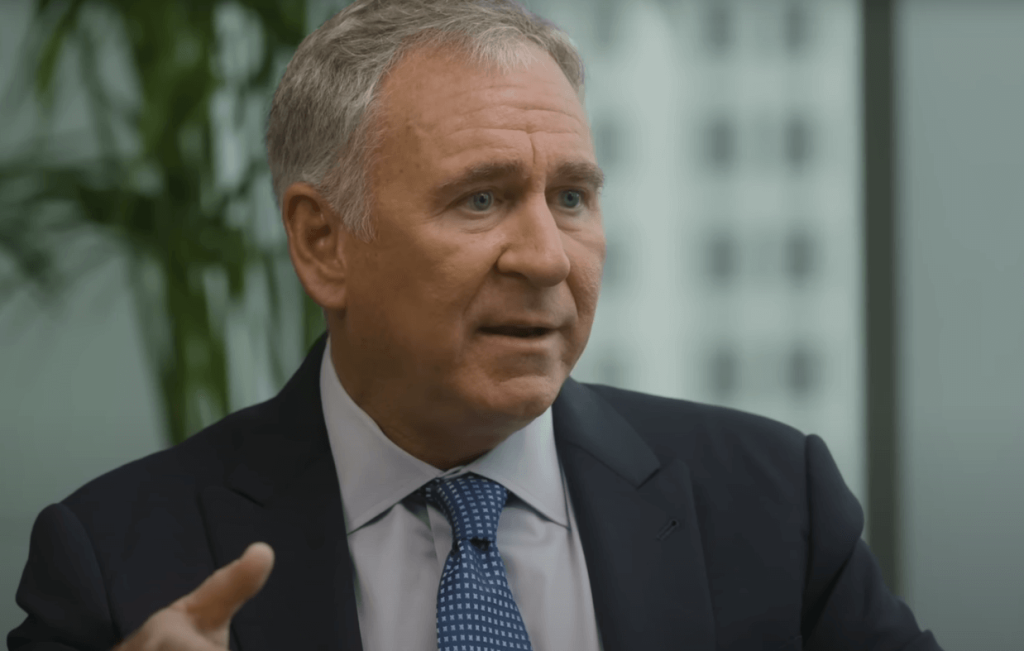 Miliardár Griffin varuje: Trump hrá riskantnú hru Ken Griffin