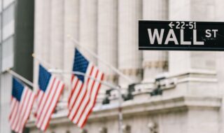 Dow Jones odpisuje 500 bodov, ropa dražie a výnosy dlhopisov trhajú rekordy