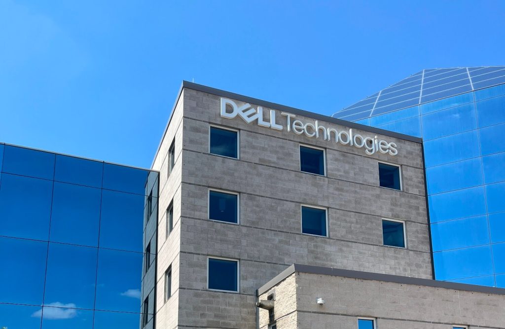 Dell Technologies ťaží z AI boomu, akcie vzrástli o 39 % Dell Technologies