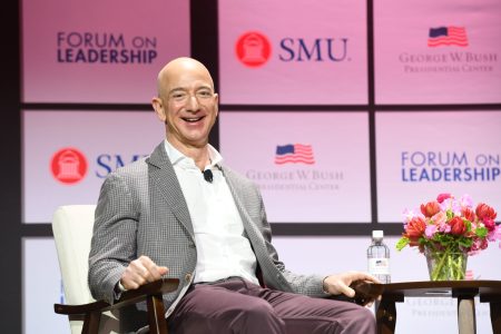 Jeff Bezos nevidí v AI bubline hrozbu: „Nemali by ste sa tým trápiť“ Jeff Bezos