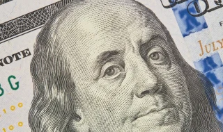 Americký dolár stúpol na najvyššiu úroveň za posledný rok Americký dolár na ročnom vrchole