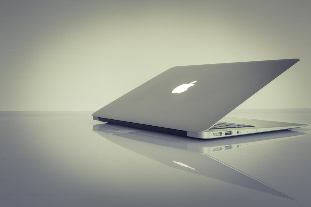 Nedostatok AI čipov mení trh: Microsoft a Apple zvyšujú ceny svojich zariadení