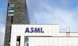 ASML opäť zvýšila výhľad, európske čipové akcie rastú ASML