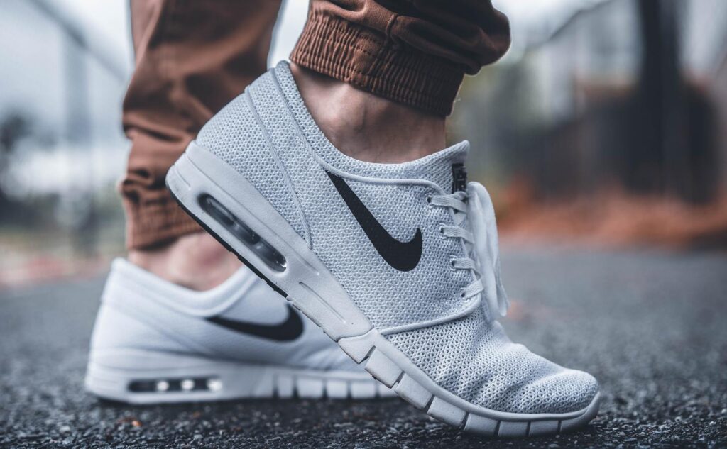 Nike prekonal očakávania, slabý výkon v Číne však pretrváva Nike