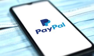 Akcie PayPalu vzrástli po správe o plánovanom prevzatí za 53 miliárd dolárov