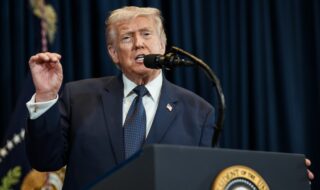 USA spúšťajú ekonomický útok na Irán. Sankcie môžu zasiahnuť aj Čínu