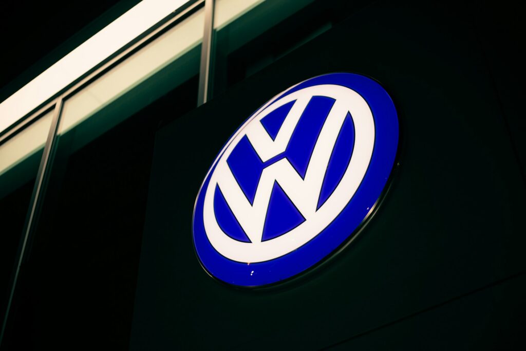 Najväčší akcionár Volkswagenu tlačí na rýchle reformy. Varuje pred rastúcou hrozbou z Číny