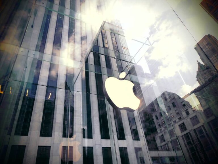 Nový šéf Apple má veľkú premiéru. Spoločnosť môže predstaviť skladací iPhone Logo Apple