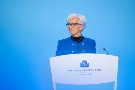 ECB zvyšuje sadzby. Obáva sa vyššej inflácie aj slabšieho rastu Prezidentka ECB Christine Lagardová