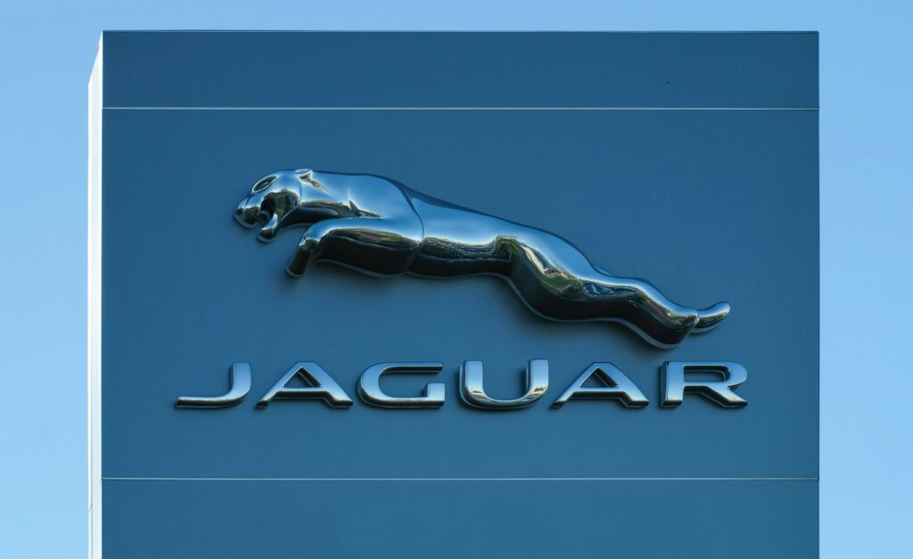 Čínska konkurencia tlačí na Jaguar Land Rover. Automobilka ruší 4 000 miest Jaguar