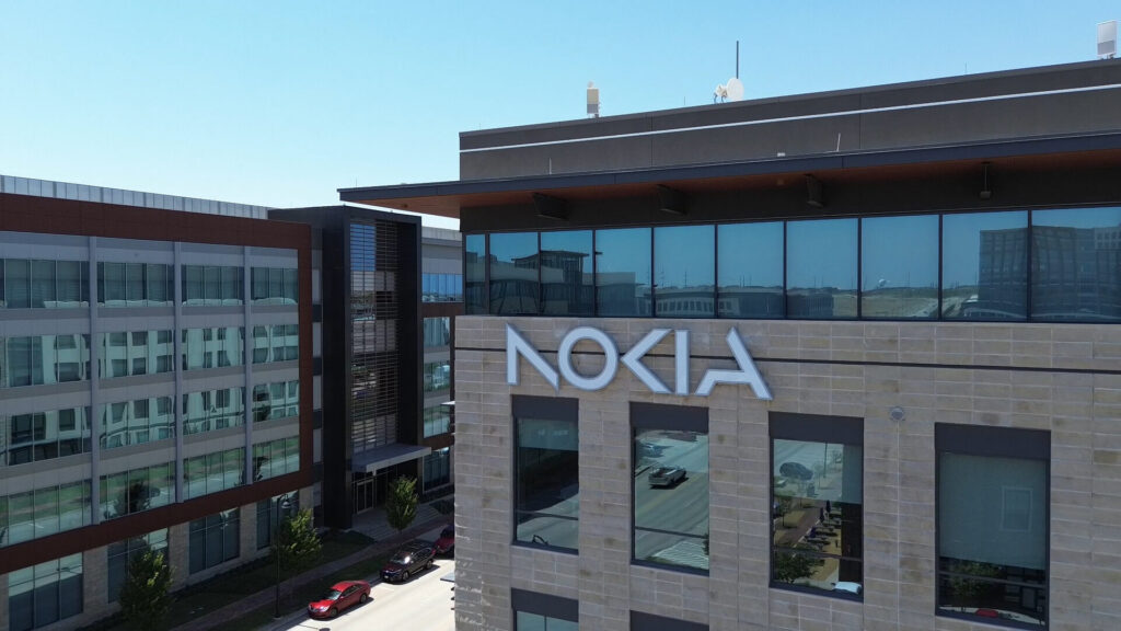 Akcie Nokie prudko rastú. Firma rozširuje partnerstvo s Microsoftom Spoločnosť Nokia