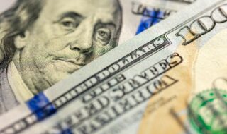 Dolár vystúpil na 2-mesačné maximum. Investori sledujú sadzby aj ropu Americký dolár