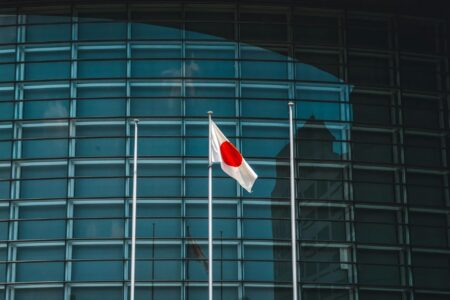 Japonská centrálna banka zvýšila sadzby na najvyššiu úroveň za 31 rokov Japonsko vlajka
