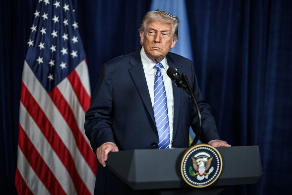 Ropa klesla pod 100 dolárov. Trump hovorí o produktívnych rokovaniach s Iránom Americký prezident Donald Trump