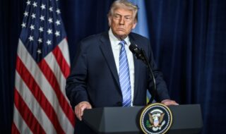 Ropa klesla pod 100 dolárov. Trump hovorí o produktívnych rokovaniach s Iránom Americký prezident Donald Trump