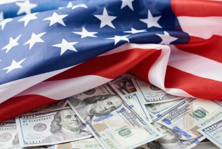 Ameriku čakajú dôležité voľby. Čo môžu znamenať pre akcie, dolár a zlato?
