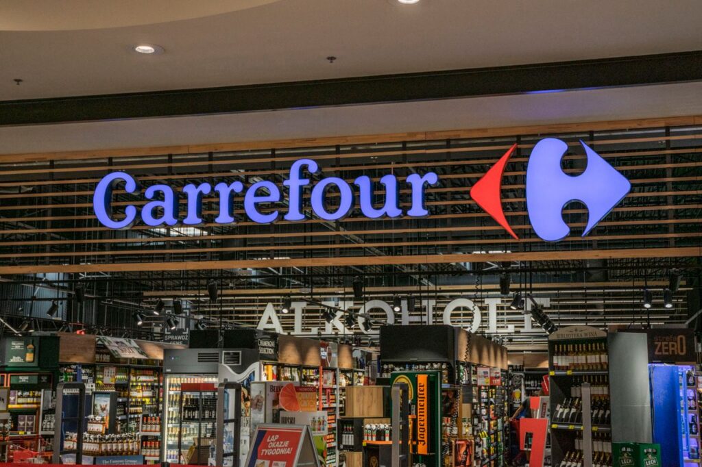Problémy vo Francúzsku doľahli aj na Carrefour. Akcie sa prepadli o 14 % Carrefour