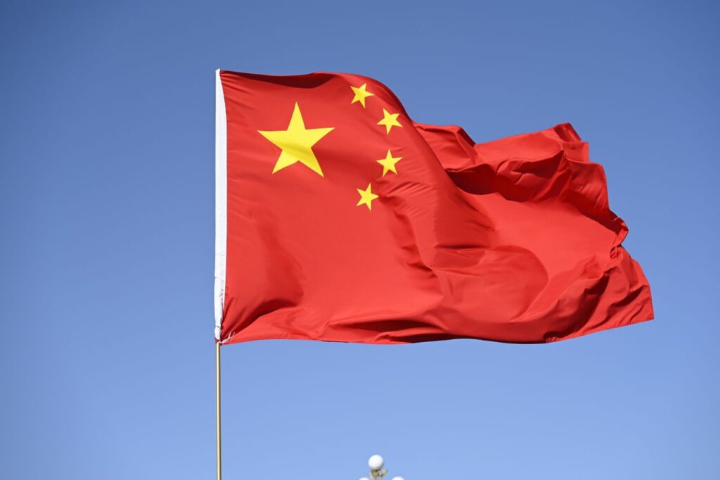 Čína zatvára stovky bánk, Peking posilňuje finančný systém Čína
