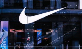 Akcie Nike opäť padajú. Predaj sklamal a firma chystá nové prepúšťanie Logo Nike