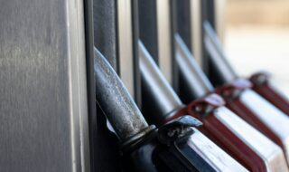 Ceny ropy stúpli o 2 %, Čína pozastavila vývoz pohonných hmôt