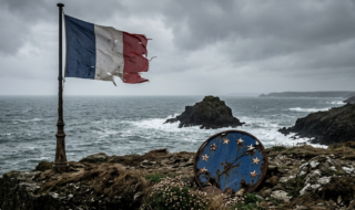 Nepokoje vo Francúzsku zvyšujú obavy z dlhovej krízy. Parížske akcie, dlhopisy a euro oslabujú