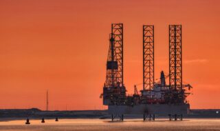 Ropa prudko zdražuje. Trh desia útoky na tankery aj hrozba výpadkov v USA ropná plošina